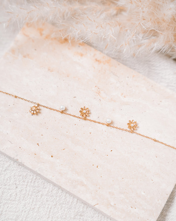 Dainty Flowers & Pearls Bracelet