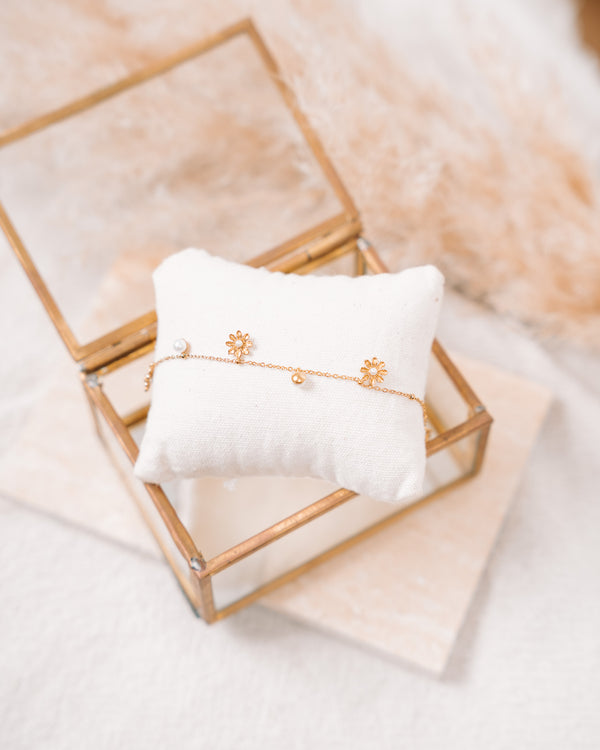 Dainty Flowers & Pearls Bracelet