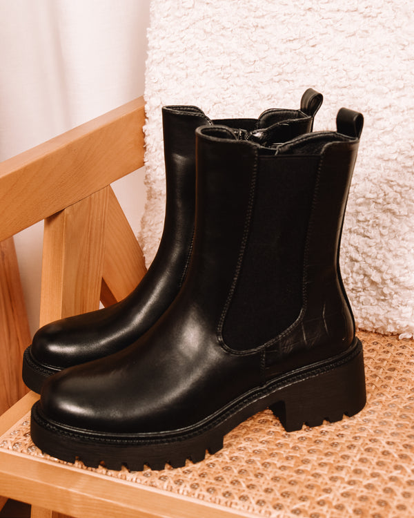Out Of Town Black Chelsea Boots