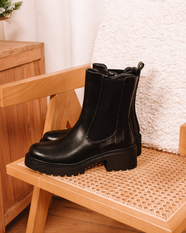 Out Of Town Black Chelsea Boots